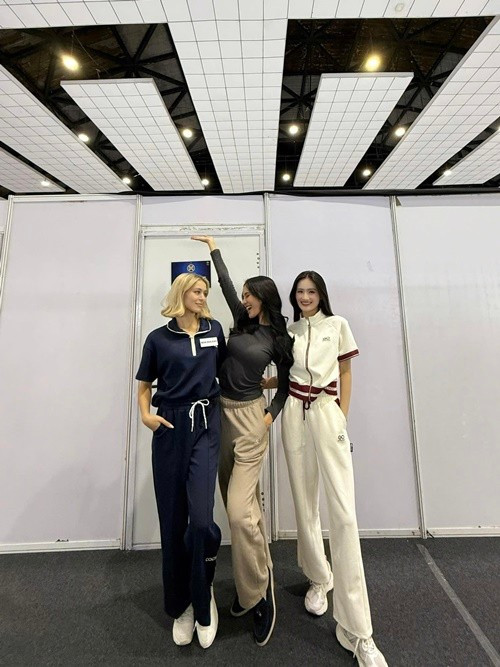 Ý Nhi cho biết, cô được học hỏi, lắng nghe và trải nghiệm rất nhiều điều mới mẻ ở Hoa hậu Thế giới 2025. “Được gặp gỡ những con người đến từ khắp nơi trên thế giới, được lắng nghe họ chia sẻ những câu chuyện đầy cảm hứng, với Ý Nhi, đó là những khoảnh khắc quý giá không dễ gì có lại trong đời”, người đẹp viết. Ảnh: FB Ý Nhi.