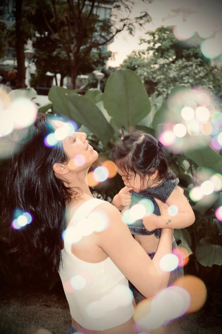 Á hậu Hoàng My cũng lựa chọn trở về Việt Nam sớm để tận hưởng trọn vẹn không khí chuẩn bị Tết bên người thân. Ảnh: FB Hoàng My.