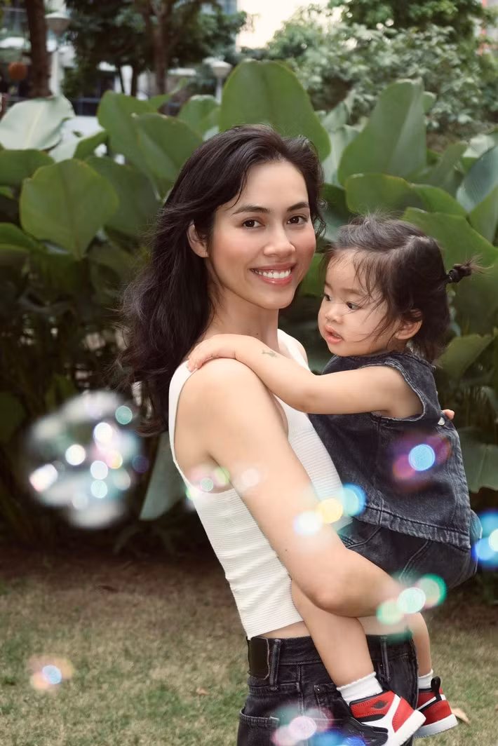 Hoàng My đưa con gái đầu lòng về Việt Nam đón Tết sau vài năm sinh sống tại Áo. Những khoảnh khắc hai mẹ con sum vầy nhận được nhiều sự quan tâm. Ảnh: FB Hoàng My.