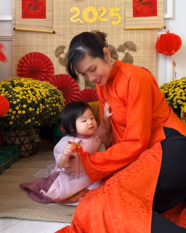 Nàng hậu nhắn nhủ con dịp Tết: "Tết là dịp đặc biệt nhất trong năm để mẹ dành trọn thời gian cho gia đình, nhớ về quê hương, cội nguồn và trân trọng những nét đẹp văn hóa Việt Nam. Mẹ mong rằng năm nào cũng sẽ được đón Tết bên em". Ảnh: FB Hoàng My.