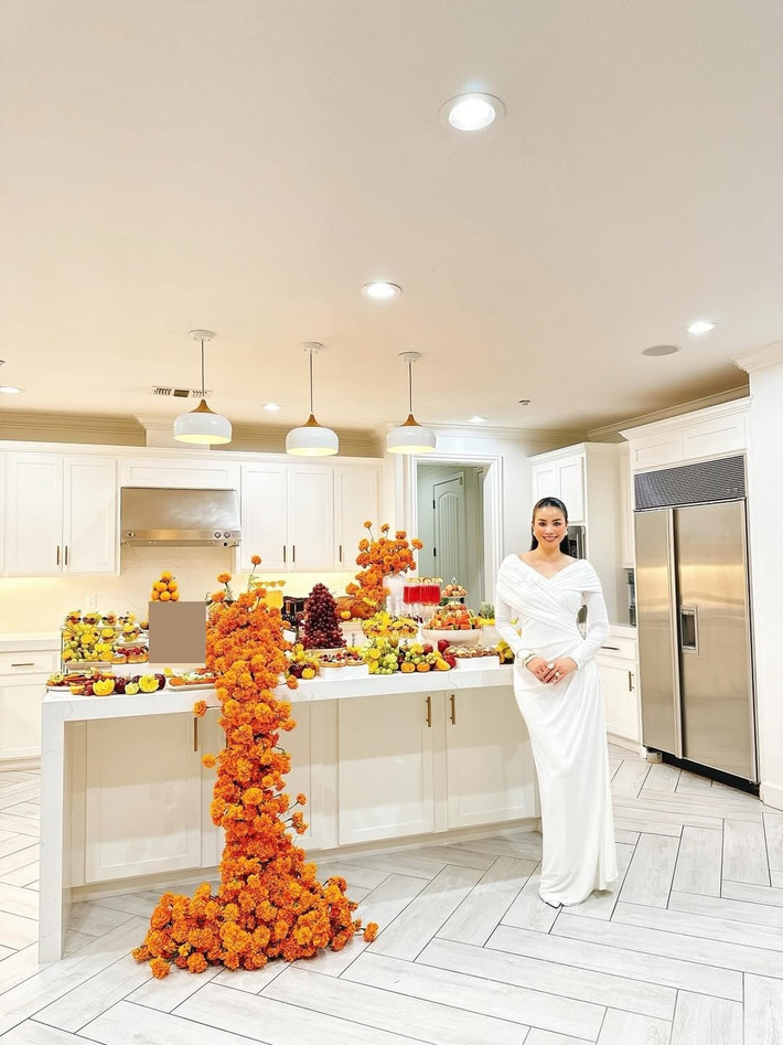 Trên trang cá nhân, Phạm Hương đăng tải hình ảnh tổ chức tiệc mừng Lễ Tạ ơn ở Mỹ. Nàng hậu ăn mặc sang trọng, đầy tươi tắn trong bữa tiệc.