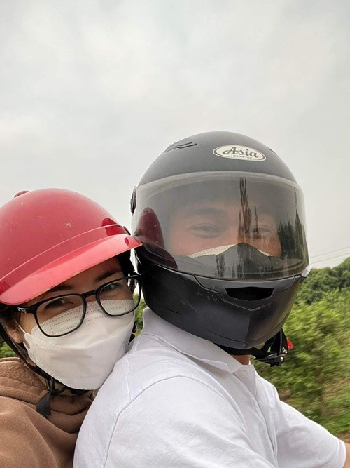 Hòa Minzy cũng cảm ơn Văn Cương vì đã kiên nhẫn chờ cô mở lòng và âm thầm ở phía sau, tạo điều kiện để cô có thời gian tập trung cho công việc. Ảnh: FB Hòa Minzy.