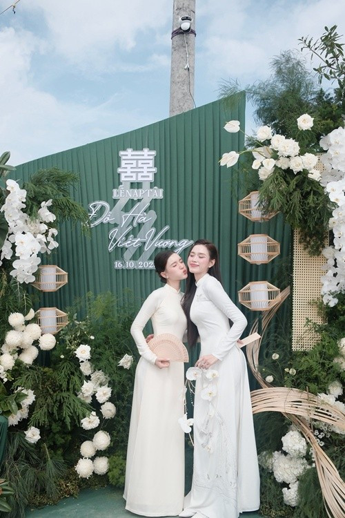 Trước đó, trong lễ ăn hỏi của Đỗ Thị Hà, Tú Quỳnh cũng làm phù dâu. Ảnh: FB Tú Quỳnh.