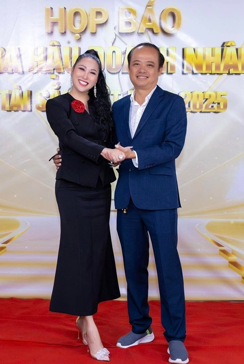 Phi Thanh Vân và bạn trai dính như hình với bóng trong 1 năm qua. Ảnh: FB Phi Thanh Vân.