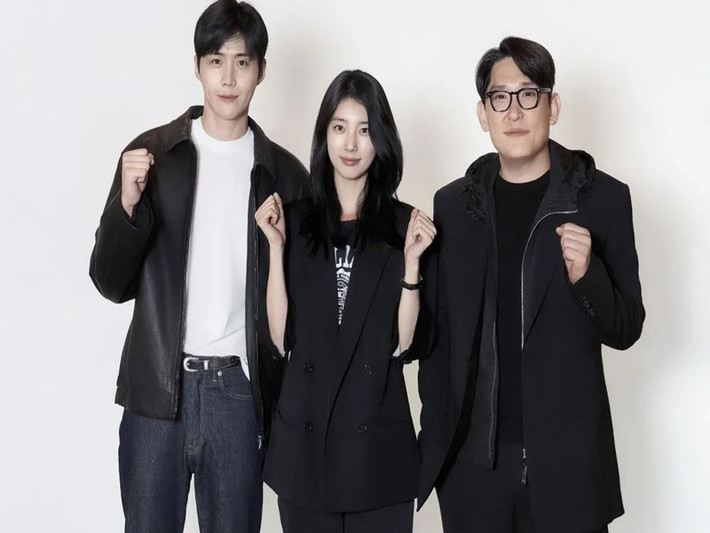 Theo Tiền Phong, Suzy và Kim Seon Ho từng hợp tác trong phim Start-up (Khởi nghiệp). Nữ diễn viên đóng chính, Kim Seon Ho vào vai nam phụ si tình. Ảnh: VTV.