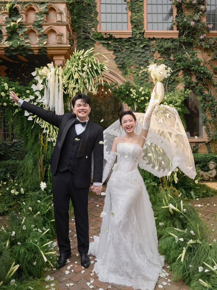 Sắc trắng của hoa và váy cưới hòa quyện, mang đến cảm giác nhẹ nhàng, lãng mạn như một giấc mơ.