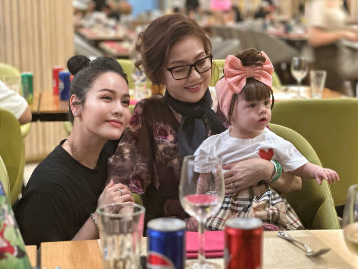 "Con cảm ơn bà nội đã gửi trái cây và khô lên Sài Gòn cho con và Julia", Nhật Kim Anh viết.