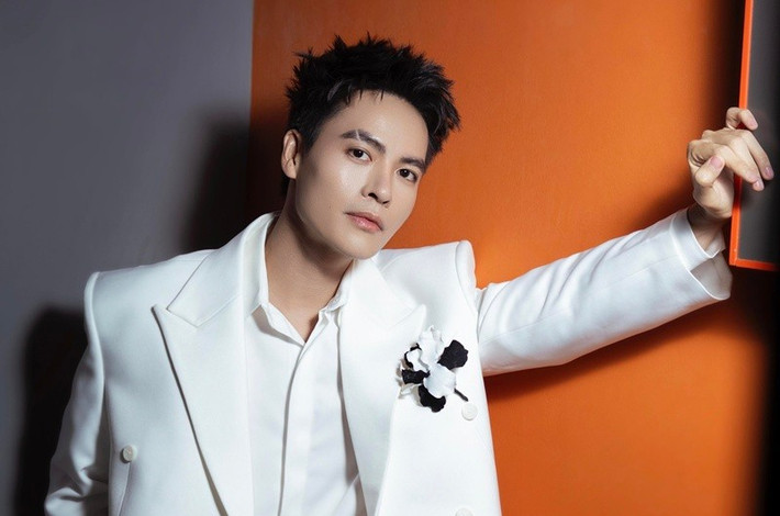 Diễn viên Võ Tấn Phát quyên góp 100 triệu đồng. Anh cho biết: "Có khán giả mới có Phát, nay đồng bào miền Trung đang rất khó khăn trước thiên tai, Phát xin được thay mặt các khán giả của mình chia sẻ một ít chân tình mong bà con mình sẽ sớm vượt qua". Ảnh: FB Võ Tấn Phát.