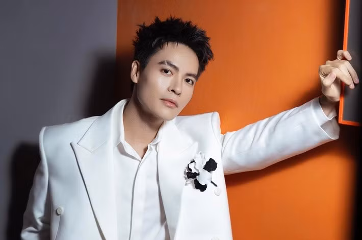 Diễn viên Võ Tấn Phát quyên góp 100 triệu đồng. Anh cho biết: "Có khán giả mới có Phát, nay đồng bào miền Trung đang rất khó khăn trước thiên tai, Phát xin được thay mặt các khán giả của mình chia sẻ một ít chân tình mong bà con mình sẽ sớm vượt qua". Ảnh: FB Võ Tấn Phát.