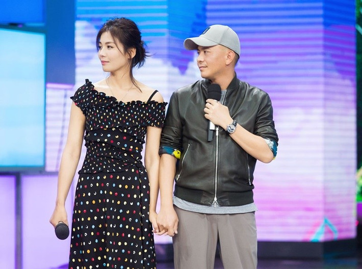 Thay vì buông tay, Lưu Đào chọn ở lại và trở thành chỗ dựa cho chồng. Cô quyết định quay lại showbiz, miệt mài đóng phim không ngừng nghỉ. Trong vòng ba năm, Lưu Đào tham gia tới 15 dự án lớn nhỏ, từng bước gánh vác khoản nợ lên đến 300 triệu NDT cho gia đình. Ảnh: Elle.