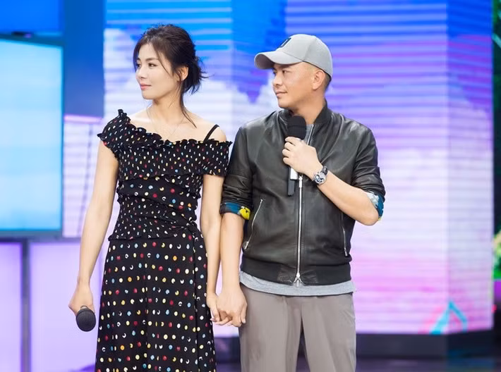 Thay vì buông tay, Lưu Đào chọn ở lại và trở thành chỗ dựa cho chồng. Cô quyết định quay lại showbiz, miệt mài đóng phim không ngừng nghỉ. Trong vòng ba năm, Lưu Đào tham gia tới 15 dự án lớn nhỏ, từng bước gánh vác khoản nợ lên đến 300 triệu NDT cho gia đình. Ảnh: Elle.