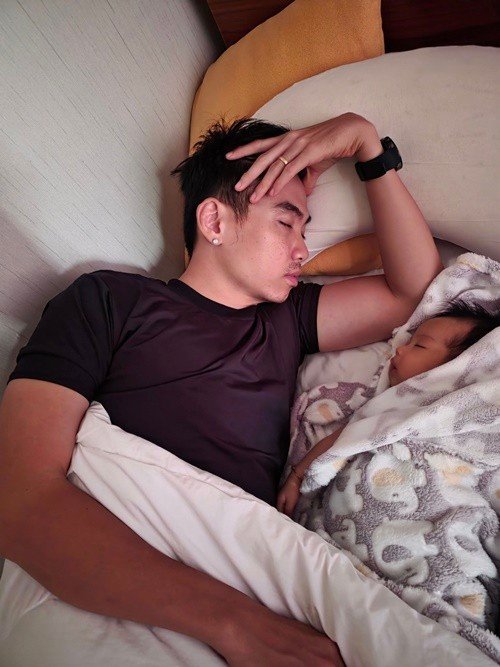 Tuấn Khôi tâm sự về chuyến đưa con gái về quê: "Cả gia đình cùng bé Harley thực hiện chuyến bay đầu tiên trong đời. Trộm vía, nàng ngủ ngoan suốt chuyến bay. Sáng nay được thức dậy trong mùi bếp củi cafe, mẹ nấu nồi bún chân giò đầy thịt giò nạc, đầy rau tươi". Ảnh: FB H'hen Niê.