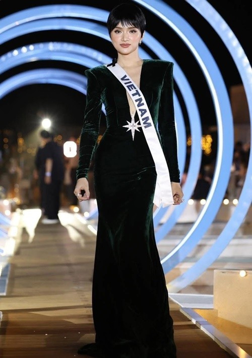 Trong bảng dự đoán mới nhất của chuyên trang sắc đẹp Missosology, Hương Giang xếp thứ 14. Cô có nhiều đối thủ mạnh như Philippines, Colombia, Croatia, Puerto Rico, Thái Lan, Guadeloupe, Venezuela, Bờ Biển Ngà, Chile, Indonesia, Cuba, Ấn Độ và Curacao. Ảnh: Miss Universe Thailand.