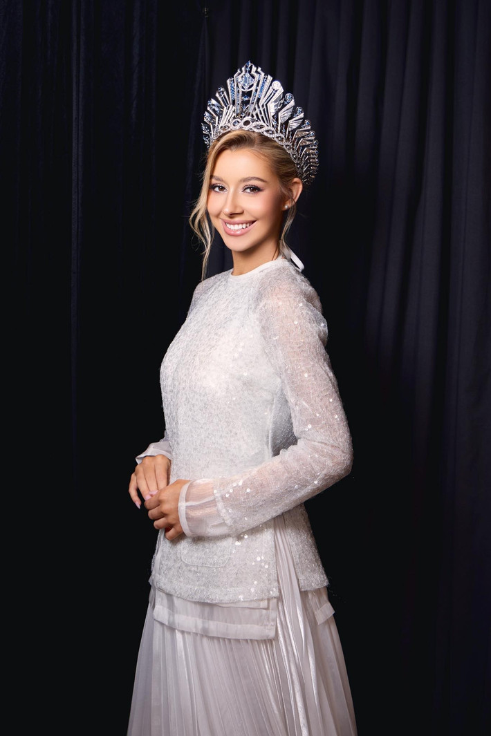 Yolina duyên dáng, dịu dàng khi diện trang phục áo dài. Ảnh: Miss Cosmo.