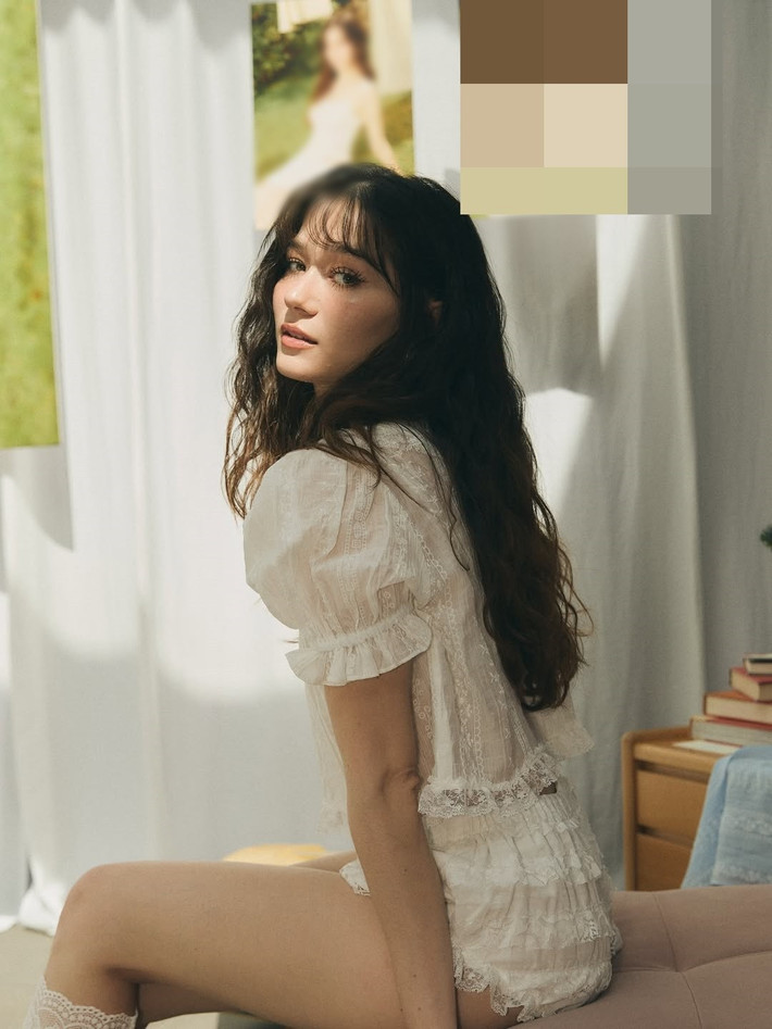 Tuy nhiên, khi Violette lên sân khấu trình diễn, micro đã mở. Không may, nữ ca sĩ không thể nghe giọng hát của mình giữa sân khấu do tai nghe không hoạt động. Vì vậy, Violette hát không đúng nhịp.