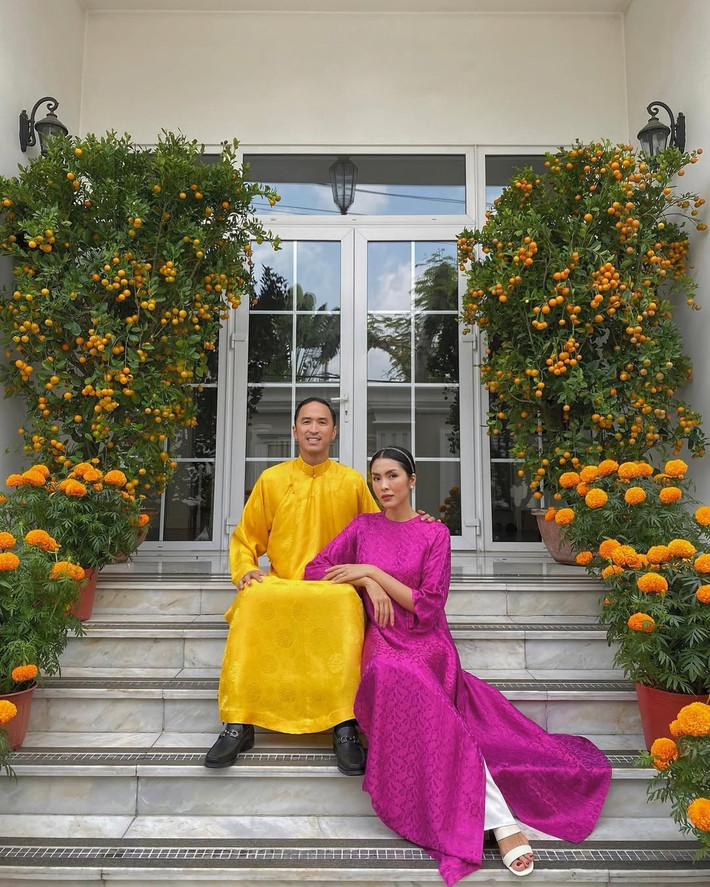 Nhiều khán giả cho rằng hình ảnh cặp đôi xuất hiện trong tà áo dài không chỉ mang ý nghĩa lưu giữ kỷ niệm gia đình mà còn thể hiện sự trân trọng đối với giá trị văn hóa Việt.