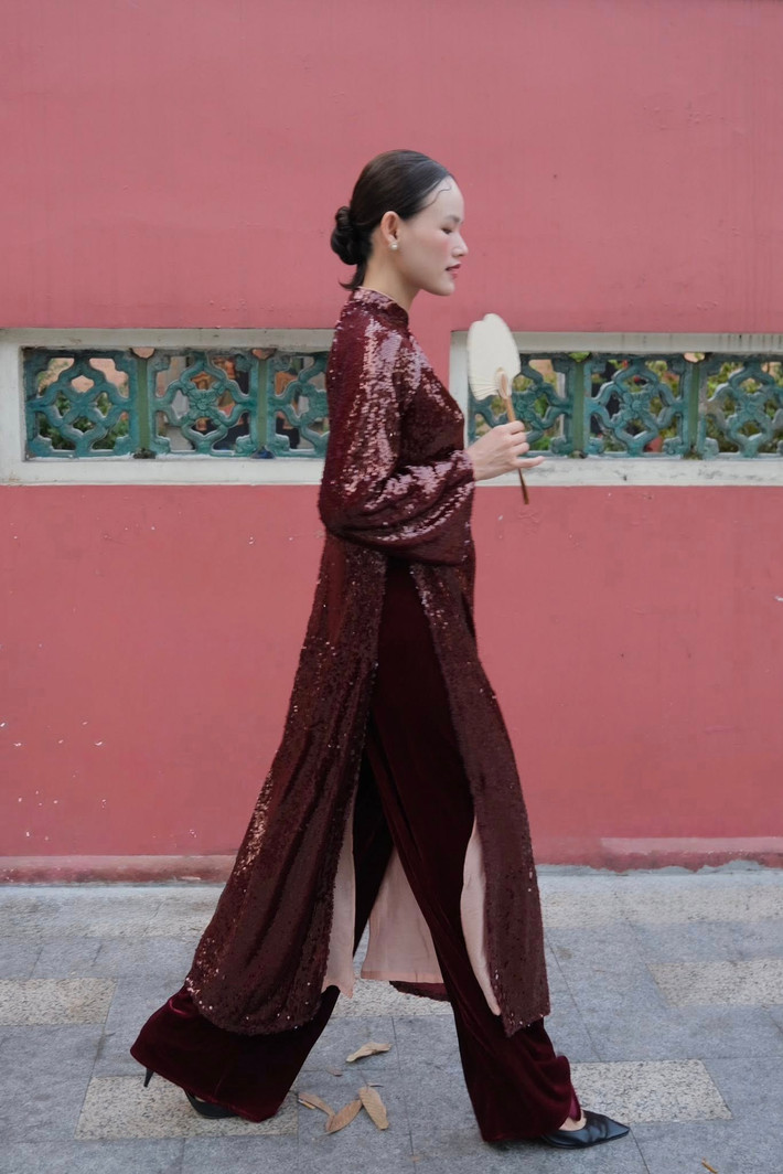 Khoác lên mình tà áo dài truyền thống, Tuyết Lan gây bất ngờ với vẻ đẹp dịu dàng, đằm thắm, hoàn toàn trái ngược với hình ảnh cá tính, mạnh mẽ thường thấy của nữ siêu mẫu.