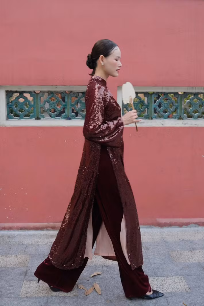 Khoác lên mình tà áo dài truyền thống, Tuyết Lan gây bất ngờ với vẻ đẹp dịu dàng, đằm thắm, hoàn toàn trái ngược với hình ảnh cá tính, mạnh mẽ thường thấy của nữ siêu mẫu.