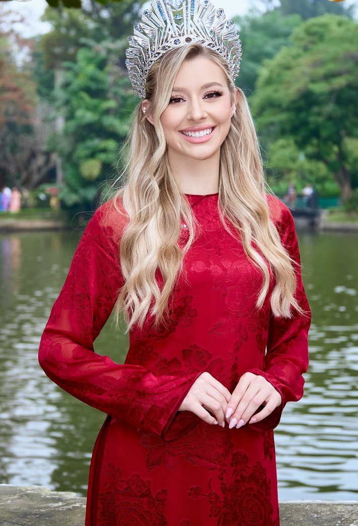 "Vượt lên trên các danh hiệu và cột mốc, năm 2025 giúp tôi thấu hiểu sâu sắc hơn về chính mình. Tôi nhận ra sự tự tin, bản lĩnh, lòng trắc ẩn ở bản thân. Năm qua nhắc tôi nhớ rằng, khi tôi tin vào bản thân và dốc toàn lực, tôi có thể làm được nhiều hơn những gì từng tưởng tượng", Yolina viết trên trang cá nhân. Ảnh: Miss Cosmo.