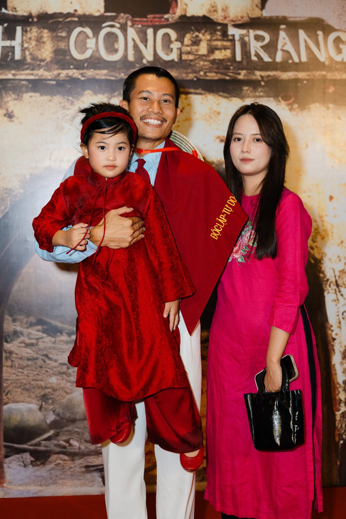 Hơn 6 tháng xa nhà đóng phim, Phương Nam luôn nhớ vợ con. “Khi tôi quay phim là lúc bé bị té gãy xương đòn, do đó tâm lý tôi cũng bị ảnh hưởng phần nào”, anh nói. Ảnh: FB Phương Nam.