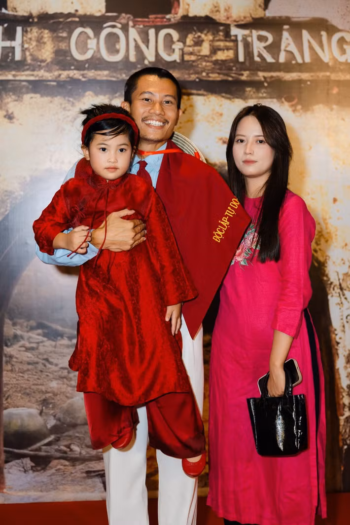 Hơn 6 tháng xa nhà đóng phim, Phương Nam luôn nhớ vợ con. “Khi tôi quay phim là lúc bé bị té gãy xương đòn, do đó tâm lý tôi cũng bị ảnh hưởng phần nào”, anh nói. Ảnh: FB Phương Nam.