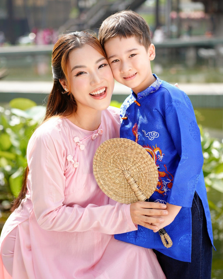 Hoàng Oanh gọi con trai là người bạn thân nhất. Hiện tại, bé Max 5 tuổi, cao 1m28.