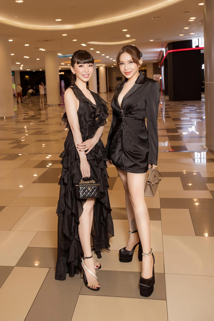 Khả Như đánh giá cao cách đạo diễn Thu Trang kết nối dàn diễn viên. “Sau một thời gian làm việc, tôi thấy mọi thứ rất hợp lý, rất đúng người - đúng vai. Chính sự đặt để này sẽ khiến khán giả tò mò và muốn ra rạp để xem các diễn viên quen thuộc hóa thân trong một diện mạo hoàn toàn mới”, Khả Như cho biết. Ảnh: FB Khả Như.