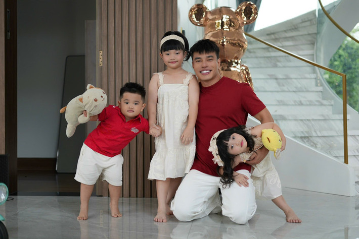 Nam diễn viên thường trêu bé Bảo Ngọc là 'bản sao nhí' của nghệ sĩ Ngọc Giàu. Nhờ vẻ ngoài đáng yêu, con gái thứ hai của Lê Dương Bảo Lâm có hợp đồng quảng cáo đầu tiên khi chỉ mới 6 tháng tuổi.