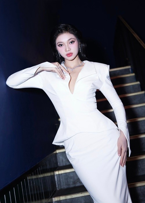 Người đẹp được khen ngợi thăng hạng nhan sắc, thần thái ngày càng tự tin mỗi lần xuất hiện. Ảnh: FB Minh Kiên.