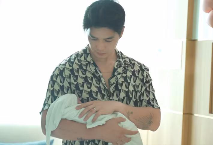 Huy Trần chăm sóc bé Gạo ngay khi cô nhóc chào đời. Ảnh: FB Ngô Thanh Vân.