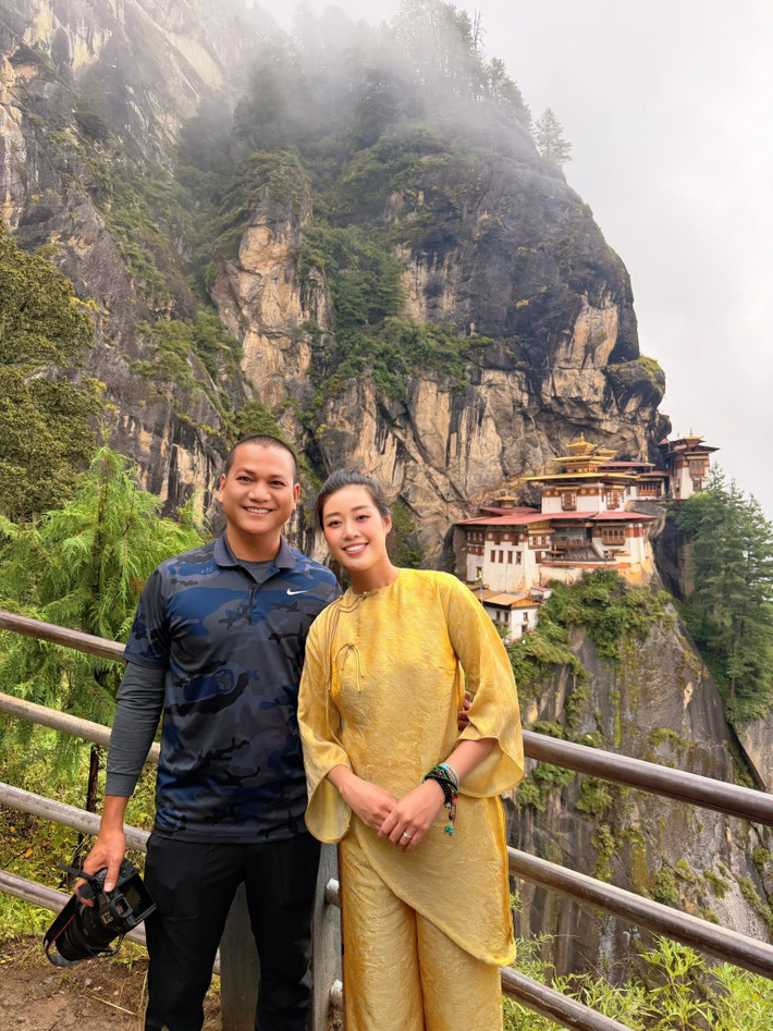 Theo Vietnamnet, Nguyễn Long sinh năm 1978, là nhiếp ảnh gia nhiều kinh nghiệm. Khánh Vân sinh năm 1995, từng đóng phim Phượng Khấu, Yêu là phải liều, Bệnh viện thần ái. Năm 2021, cô vào top 21 Miss Universe. Ảnh: FB Khánh Vân.