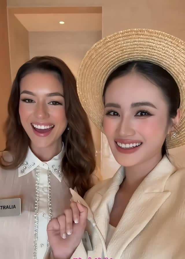 Ở cuộc thi Miss World 2025, đại diện Úc thân thiết với Ý Nhi. Trong một clip, Jasmine dạy Ý Nhi các từ lóng ở Úc. Ảnh: Instagram Jasmine Stringer.