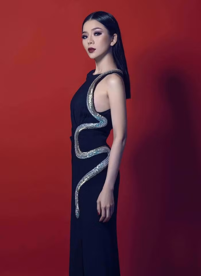 Trong cuộc phỏng vấn với Đẹp năm 2004, Lệ Quyên chia sẻ, ngày bé, cô được mẹ dạy cho nhiều làn điệu, câu hò. Tuy nhiên, cô theo đuổi dòng nhạc trẻ vì nhận thấy bản thân hợp với dòng nhạc này.