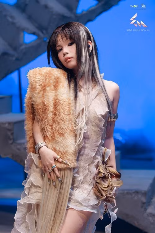 Trong tập Livestage 1 của Em xinh say hi, rapper Liu Grace cùng Lyly, Han Sara, Lâm Bảo Ngọc và Danmy thể hiện ca khúc Từng. Nội dung bài hát về một mối tình đã qua. Ảnh: FB Liu Grace.