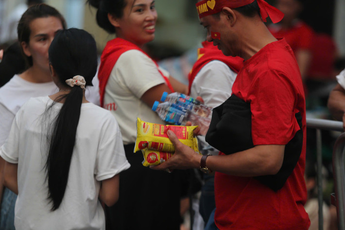 Các gia đình còn chuẩn bị nước uống, bánh ngọt chờ xem diễu binh, diễu hành.