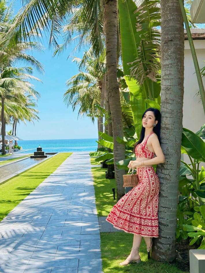Trà My cũng linh hoạt biến hóa từ áo dài truyền thống đến váy lụa sang trọng hay phong cách trẻ trung khi đi du lịch.