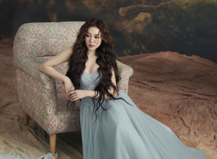 Kiều Duy tâm sự, bước sang tuổi 22, cô tự hào vì bản thân đã không ngại thử thách, không ngừng nỗ lực, băng băng tiến về phía trước. Ảnh: Sen Vàng.