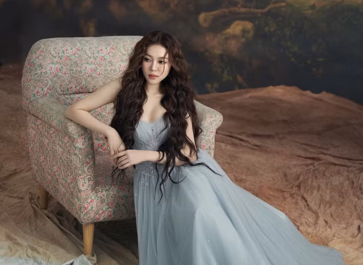 Kiều Duy tâm sự, bước sang tuổi 22, cô tự hào vì bản thân đã không ngại thử thách, không ngừng nỗ lực, băng băng tiến về phía trước. Ảnh: Sen Vàng.