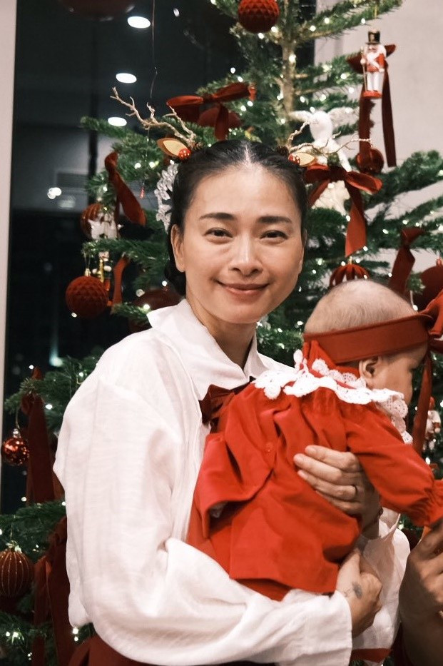 Nữ diễn viên chia sẻ dịp Giáng sinh: "Lại một mùa Giáng sinh bình an bên gia đình và người thân. Năm nay vui nhất là món quà tuyệt vời của ba mẹ. Đó là bé Gạo. Niềm hạnh phúc đã tăng bội phần vì có em! Xin được gửi lời chúc Giáng sinh đến mọi nhà . Một mùa Noel an lành hạnh phúc nhé". Ảnh: FB Ngô Thanh Vân.