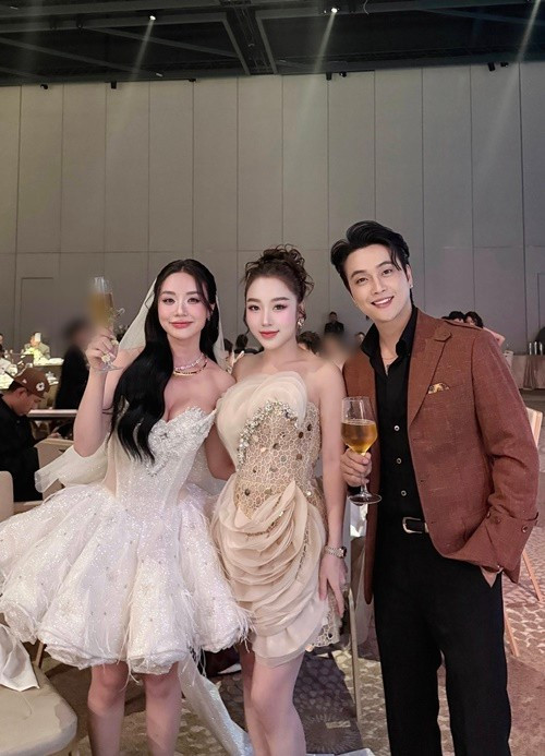 Nam ca sĩ cùng bạn đời dự đám cưới của Đạt G và Bảo Ngọc. Ảnh: FB TiTi.