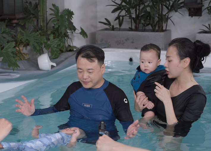 Phương Oanh được chồng hỗ trợ chăm sóc hai con khi cô đi quay phim Gió ngang khoảng trời xanh.