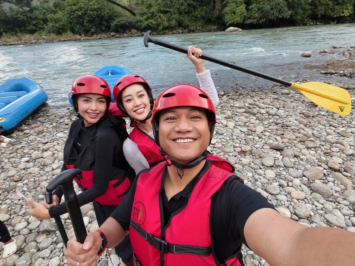 Nhiếp ảnh gia Nguyễn Long khoe ảnh bên Khánh Vân trước khi chèo thuyền ở Bhutan. Ảnh: FB Nguyễn Long.