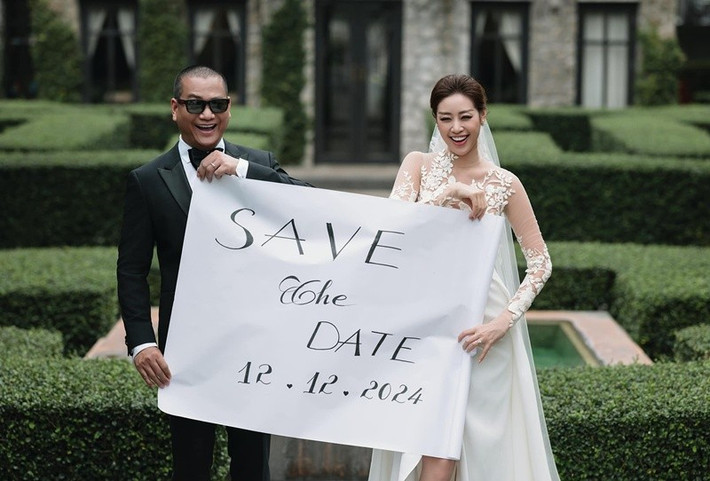 Theo Vietnamnet, chồng Khánh Vân sinh năm 1978, hơn cô 17 tuổi. Trước khi gắn bó với Khánh Vân, nhiếp ảnh gia Nguyễn Long từng một lần đổ vỡ hôn nhân, có con trai 11 tuổi. Ảnh: FB Khánh Vân.