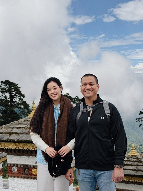 Hoa hậu Khánh Vân và nhiếp ảnh gia Nguyễn Long cùng người thân, bạn bè du lịch Bhutan từ cuối tháng 9/2025. Ảnh: FB Nguyễn Long.