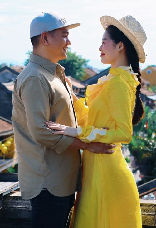 Khánh Vân từng chia sẻ Nguyễn Long là một phần thanh xuân của cô. "Anh thường hay nói mình không phải là người hoàn hảo nhất, nhưng trong lòng và trái tim của em, anh là người chồng tuyệt vời và hoàn hảo nhất", Znews dẫn lời nàng hậu. Ảnh: FB Khánh Vân.