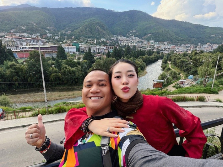 Vợ chồng Khánh Vân bên nhau không rời trong chuyến du lịch. Ảnh: FB Nguyễn Long.