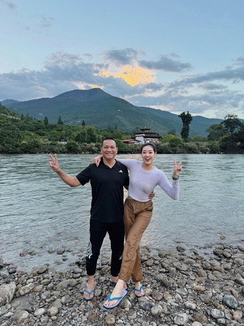 Trong chuyến đi, Khánh Vân ăn mặc đơn giản, kín đáo. Ảnh: FB Nguyễn Long.