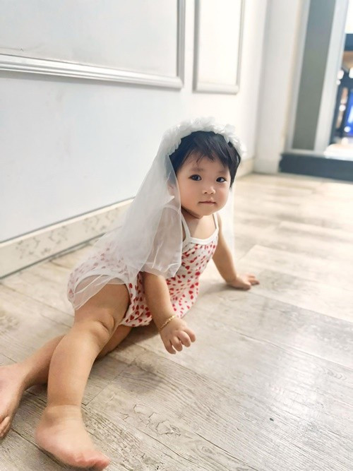 Nữ diễn viên cho biết, dù mới 1 tuổi, bé Kỳ Kỳ đã tự lập và hiểu chuyện. Ảnh: FB Kỳ Kỳ.