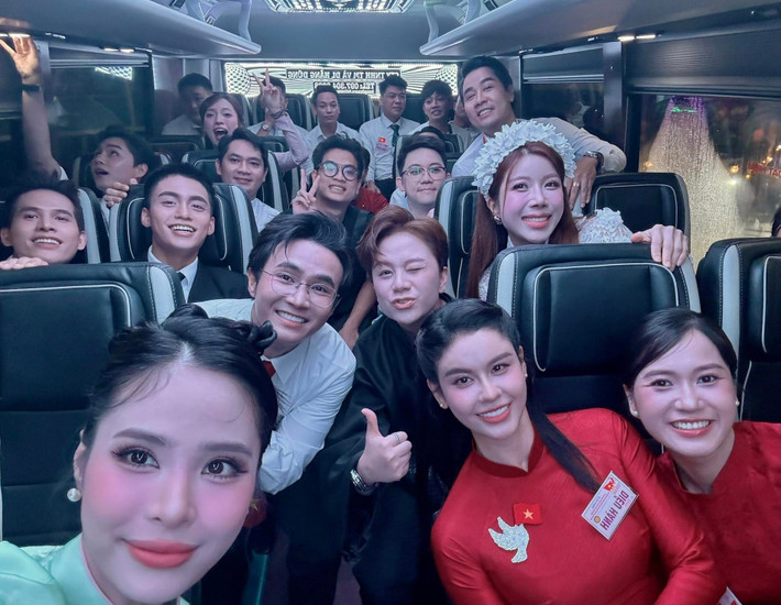 Các diễn viên: Bảo Hân, Trương Quỳnh Anh, Lâm Vỹ Dạ, Minh Luân... tham gia lễ diễu binh. Ảnh: FB Huỳnh Lập.