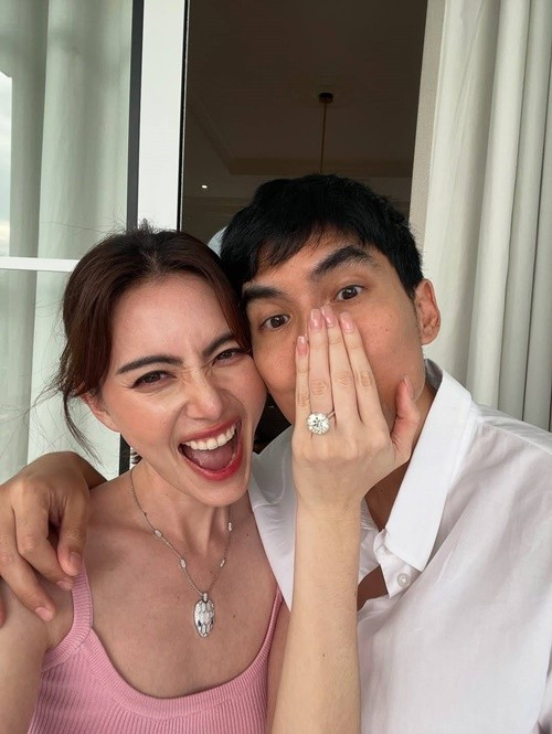 Mai Davika vừa được Ter Chantavit cầu hôn. Trên trang cá nhân, nữ diễn viên phim Tình người duyên ma khoe nhẫn kim cương "khủng" nhận từ bạn trai. Ảnh: Instagram Mai Davika.